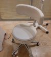 Рабочий стул врача-косметолога с узкой спинкой