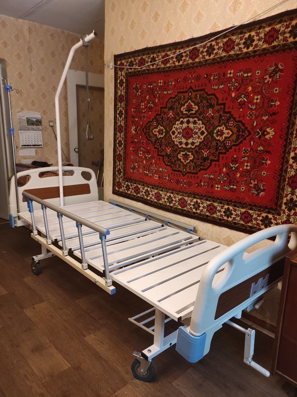 Кровать рс105 б. Перегородка для кровати для лежачих больных. Ограничитель на кровать для лежачих больных. Кровать трансформер для лежачих больных с судном. Кровать для гемодиализа и больной.