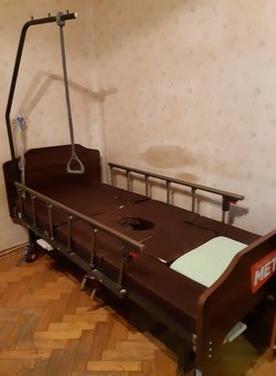Медицинская кровать с приспособлением для капельницы и бортиками против падения