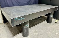 Оптический стол Newport Research Series Plus размером 4x8x8 дюймов с ножками-изоляторами ламинарного потока I-2000.