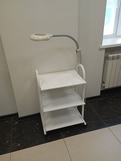 Лампа-лупа на струбцине