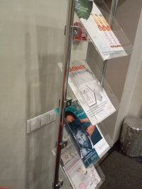 Продам стеклянную витрину и рекламную стойку