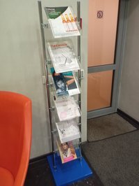 Продам стеклянную витрину и рекламную стойку