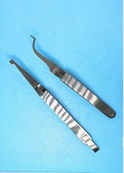 Стоматологический пинцет  изогнутый